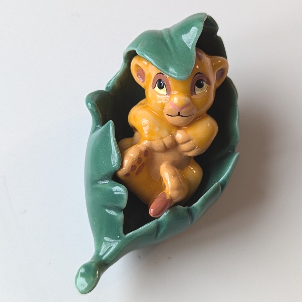 Disney Baby Simba in Leaf Figurine Vintage Detail